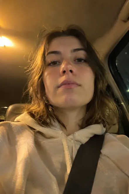 Exemple : selfie de départ pris en voiture, jeune femme en sweat