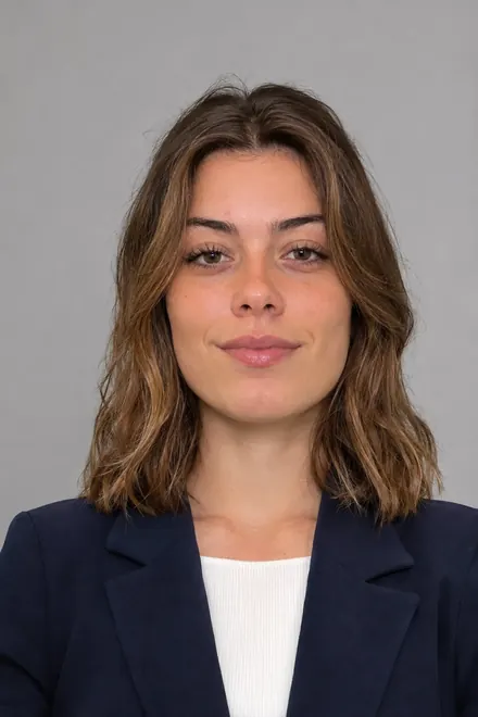 Exemple : la même jeune femme en photo de CV classique : blazer bleu marine, fond gris