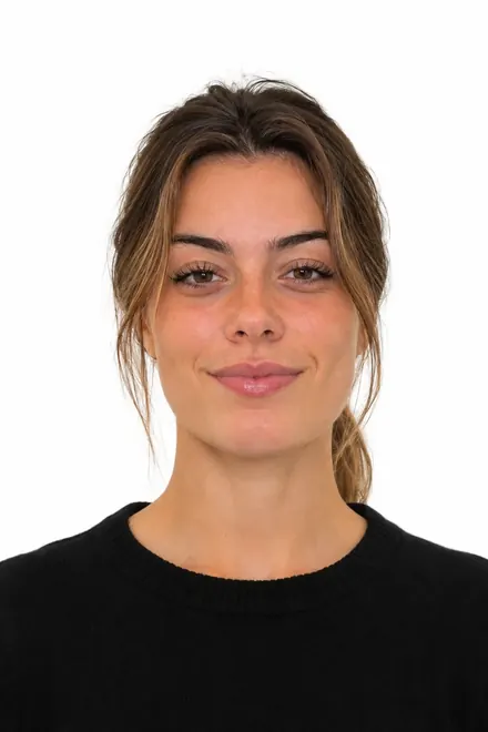 Exemple : la même jeune femme sur fond blanc, pull noir